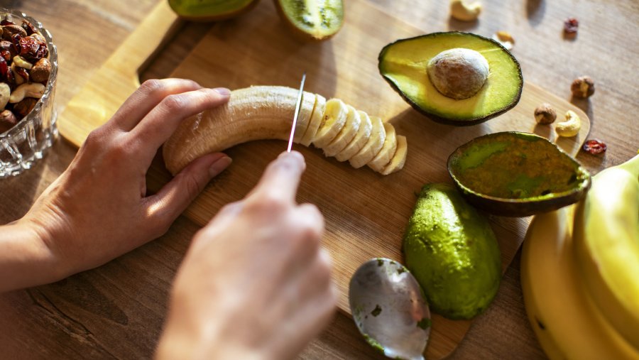 Las grasas esenciales, como la que aporta la palta, son una parte fundamental de un desayuno completo (Getty)